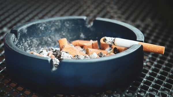 深圳两男子因在公交站台抽烟被罚 网友：希望推广全国