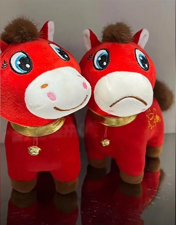 义乌产的“哭哭马”火了：委屈巴巴的表情戳中当代人