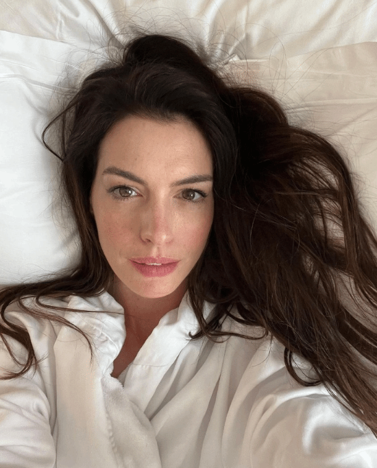 安妮海瑟薇推特自拍被玩坏！喊话Grok换NAVI队服、变猫女