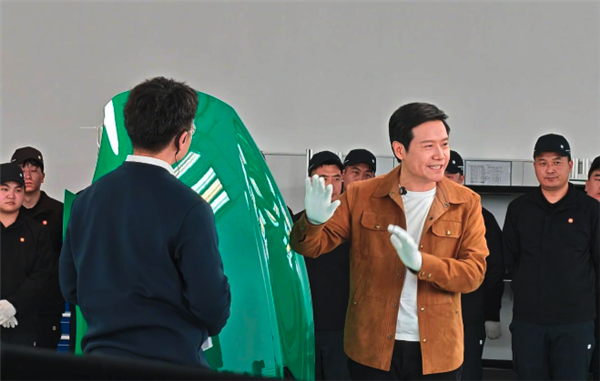 从绿化带战神到200公里瞬刹！雷军回应一切