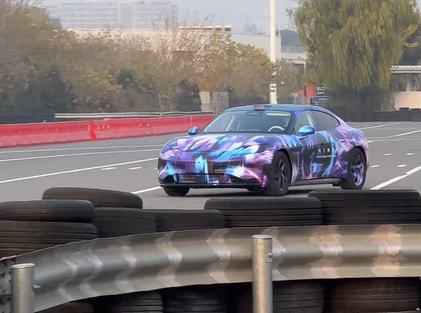 尚界Z7首条动态视频流出：转弯车身几乎看不到侧倾