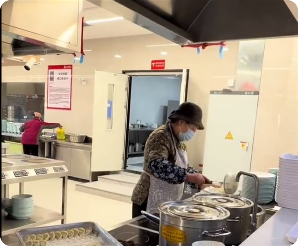 真不是作秀！刘强东母亲在京东食堂煮饺子 回应网友每天都来