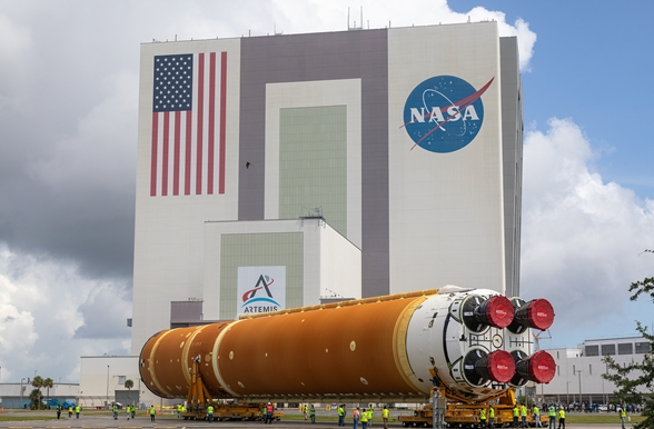 美国拟于2月实施载人绕月飞行任务 为人类重返月球做准备