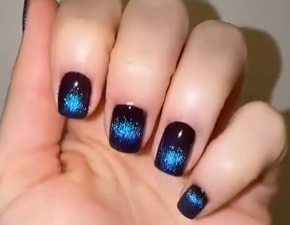 Apple Watch充电器成美甲神器：内置磁铁使指甲油金属颗粒偏移