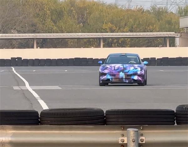 尚界Z7首条动态视频流出：转弯车身几乎看不到侧倾